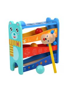 Fa játék pálya labdákkal és kalapáccsal