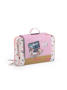   Djeco: Pomea Játékbaba kiegészítőkkel - Vani bőröndje - Vanille's suitcase